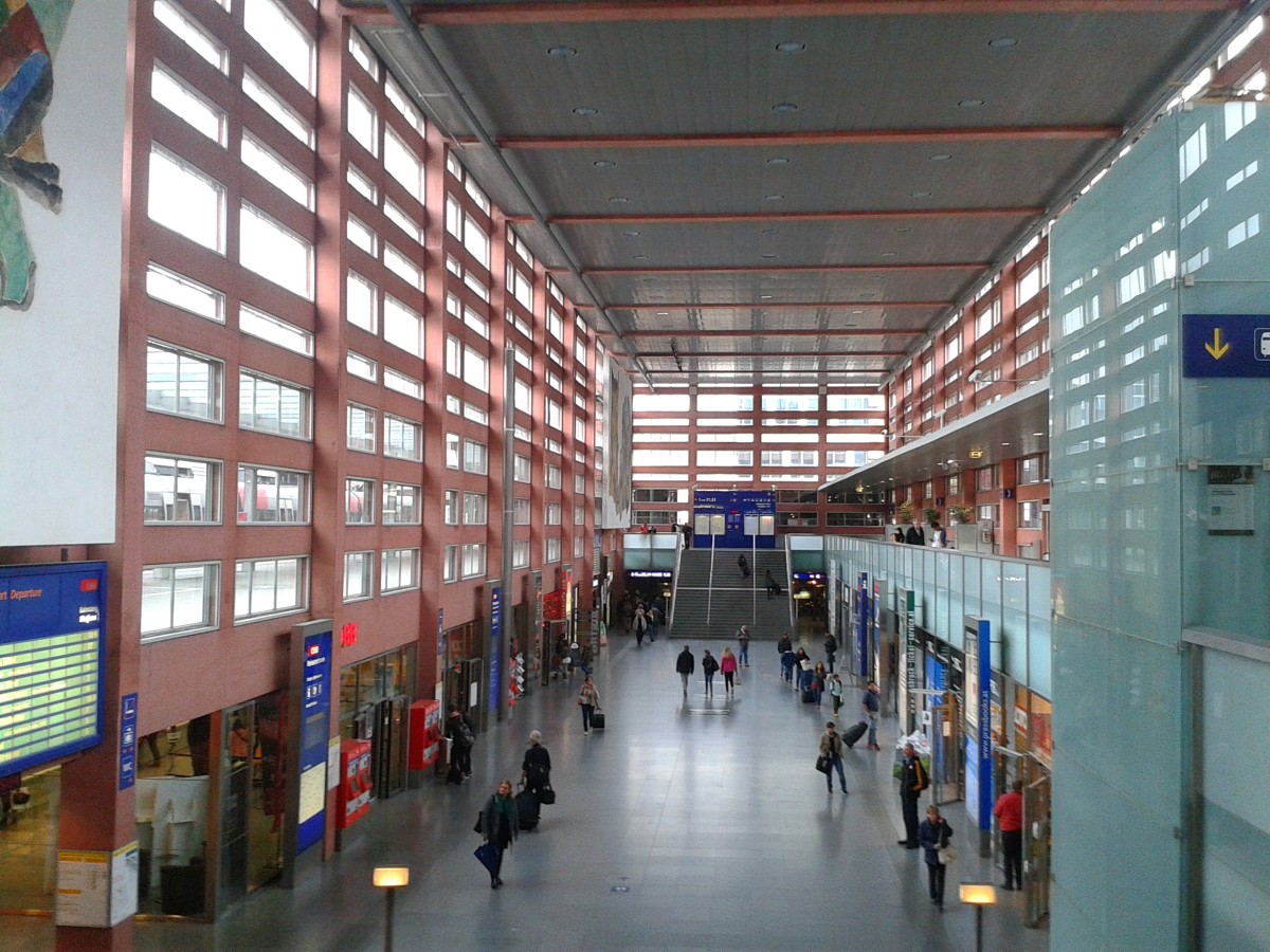 Blick in die Empfangshalle des Innsbrucker Hauptbahnhofs. (15.5.2015)