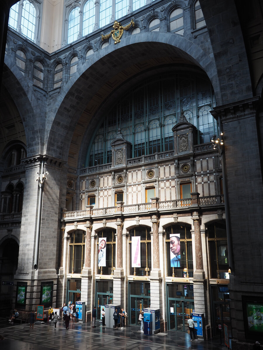 Blick von einer Empore im Empfangsgebäude von Antwerpen Centraal auf das der Stadt zugewandten Eingangsportal, in dem sich auch der Fahrkartenverkauf befindet.

Antwerpen, der 25.08.2021
