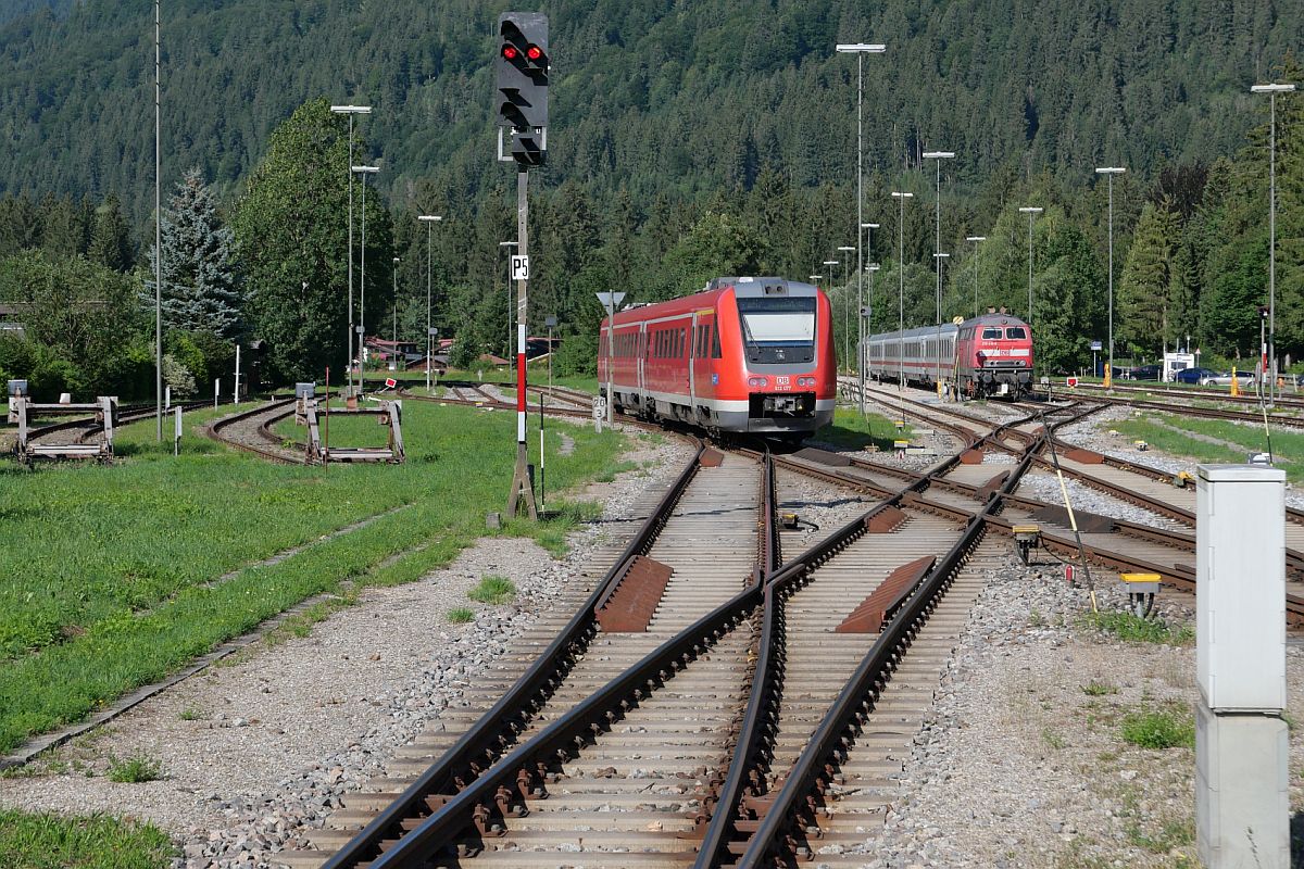Blick vom Ende des Bahnsteigs in die Abstellgruppe des Bahnhofs von Oberstdorf und den ausfahrenden 612 077 als RE 17 / 57499 nach Augsburg am 12.08.2022