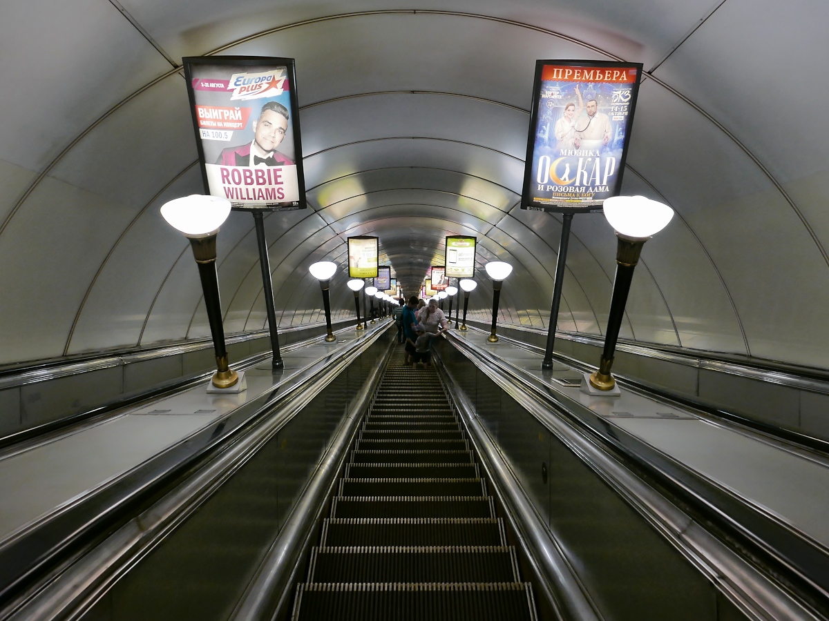 Blick entlang der fast endlosen Rolltreppe herab zur U-Bahn-Station Gor'kovskaya, in St. Petersburg, am 19.8.17 