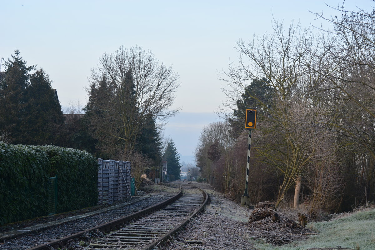 Blick entlang der Vaihinger Stadtbahn. Seit der Umtrassierung 1991 verkehrte auf der ehemaligen Westahn nur noch regionaler Güterverkehr und der Triebwagen T04 der WEG nach Enzvaihingen. 2002 wurde der Personenverkehr eingestellt und die Strecke ab Vaihingen Enz Nord bis Enzvaihingen 2003 wegen Oberbaumängeln gesperrt. Bis August 2003 verkehrte Cargo noch mit Übergaben von Sersheim bis Vaihingen Enz Nord. Nun werden Teile der Strecke abgebaut und zum Radweg umgebaut. 

Vaihingen Enz 28.12.2019