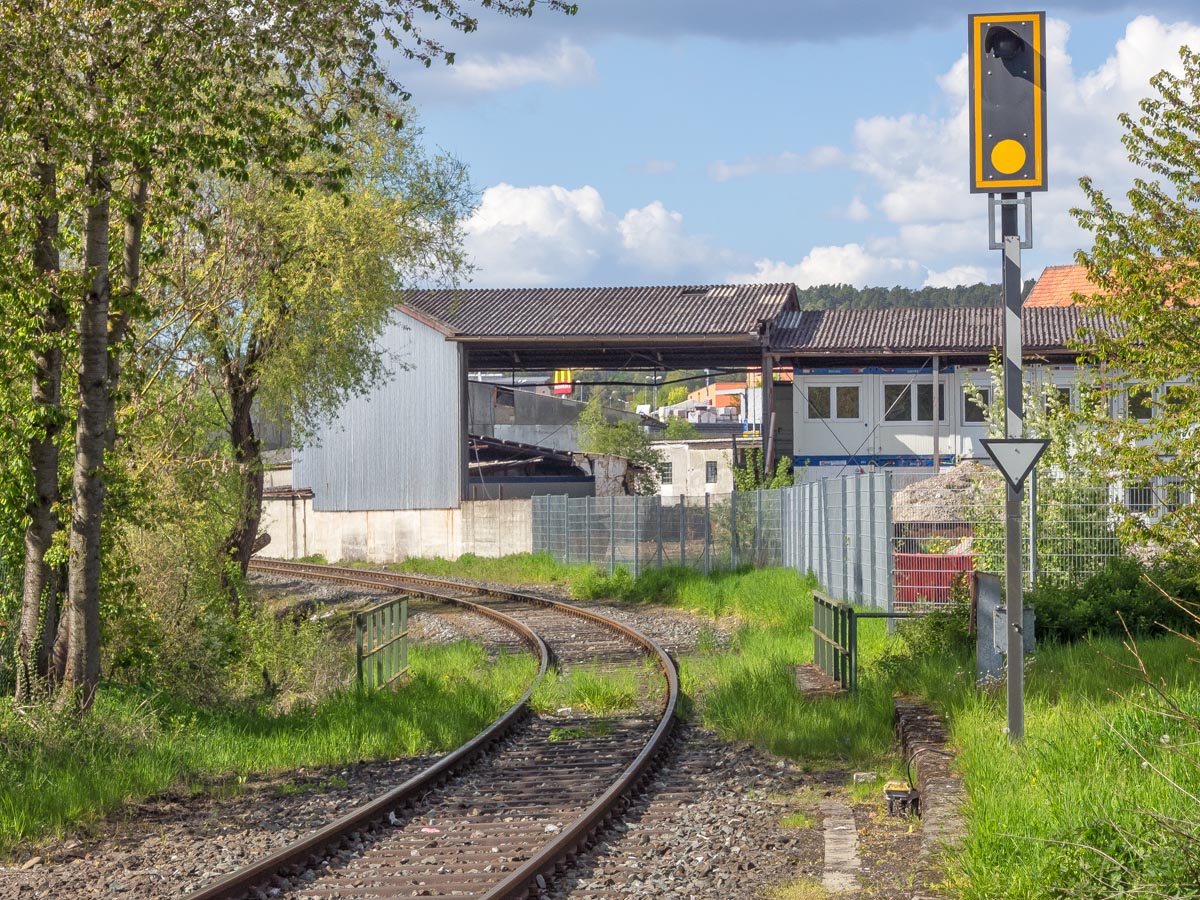 Blick vom ersten Bahnübergang der ex-KBS 814 in die andere Richtung: In einem großen Bogen wandte sich das Gleis nach Bichofsheim gen Westen. (4. Mail 2016)