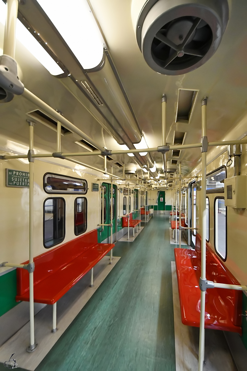 Blick in den Fahrgastraum des 1965 gebauten Metrozuges M-1122. (Madrid-Chamartin, November 2022)