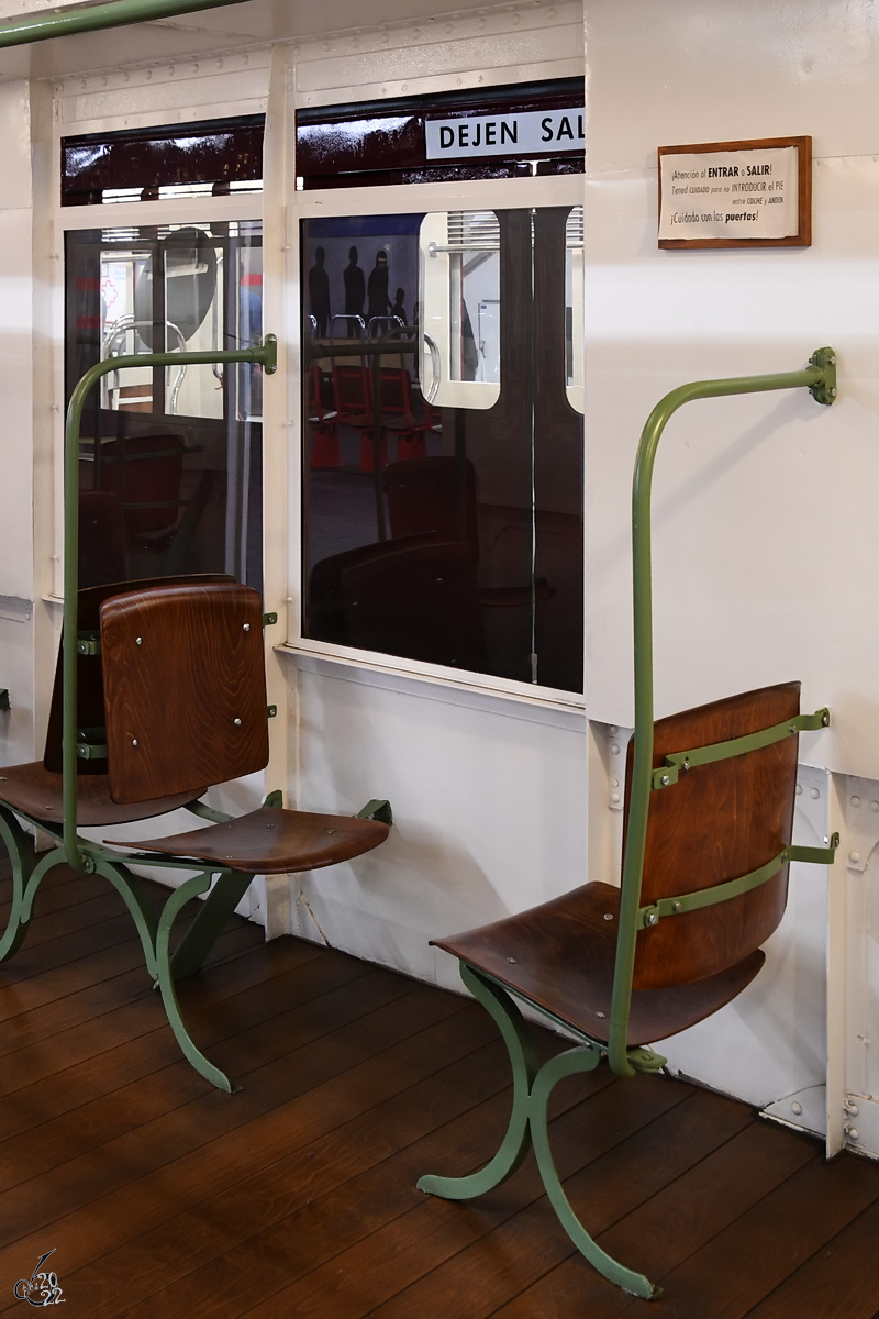 Blick in den Fahrgastraum des aus dem Jahr 1919 stammenden Metrozuges R-6  Cuatro-Caminos . (Madrid-Chamartin, November 2022)