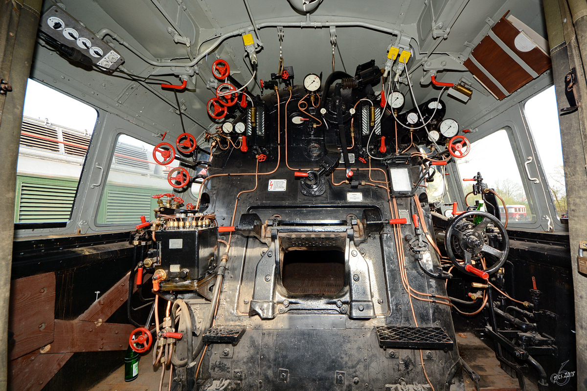 Blick in den Führerstand von 044 377-0. (Eisenbahnmuseum Bochum-Dahlhausen, April 2018)