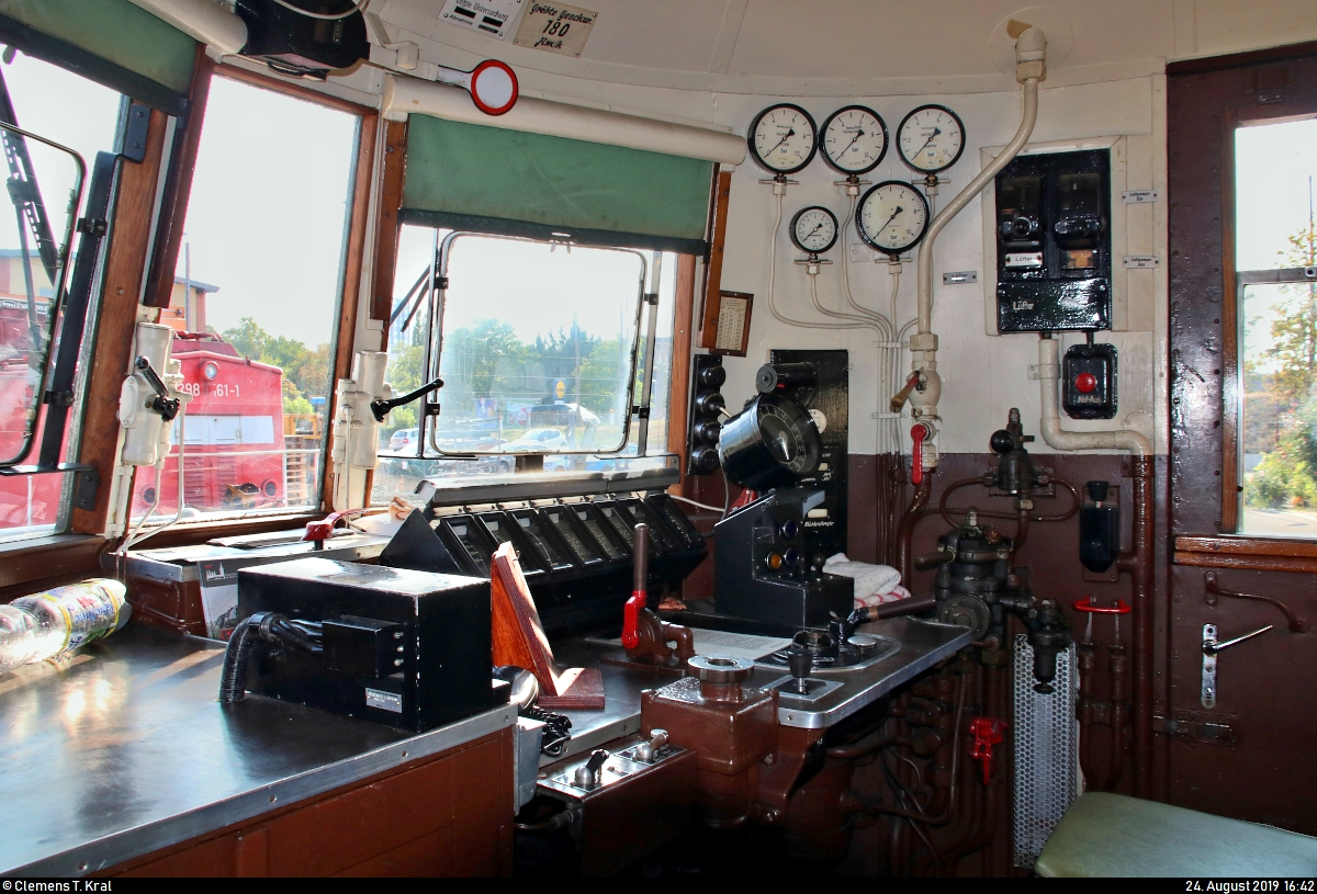 Blick in den Führerstand von 118 031 (218 031-3 | E 18 31) der Traditionsgemeinschaft Bw Halle P e.V., die anlässlich des Sommerfests des DB Museums Halle (Saale) unter dem Motto „Von der Reichsbahn zur DB AG“ auf dem Gelände der DB Werkstatt Halle (Saale) steht.
[24.8.2019 | 16:42 Uhr]
