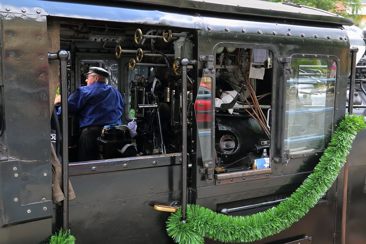 Blick in den Führerstand von 99 1734 am 17.06.2017 im Bahnhof Kurort Kipsdorf. Der Hebel direkt im mittleren Fenster ist der  wichtigste , er dient der Betätigung der Dampfpfeife! ;-) Die Girlande ist einem festlichen Anlaß geschuldet, die Lok hat, zusammen mit 99 1793, gerade den Eröffnungszug für die Wiederinbetriebnahme des Abschnittes Dippoldiswalde - Kipsdorf der Weißeritztalbahn hierher gebracht.