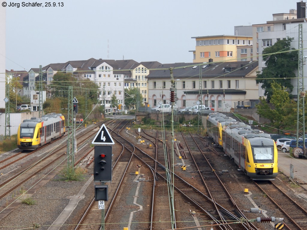 Blick von der Fugngerbrcke ber den Gieener Hbf auf die Gleise nach Fulda und Nidda am 25.9.13. 