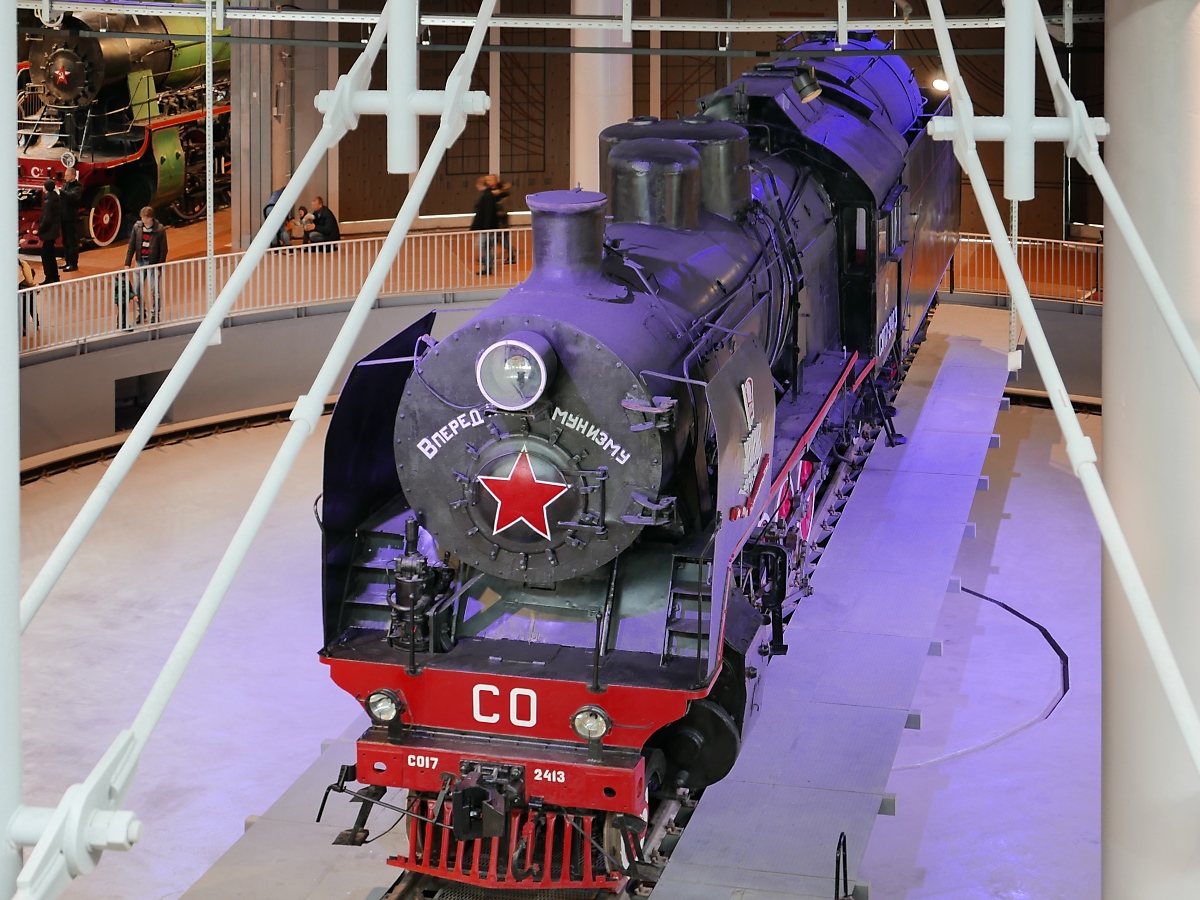 Blick von der Galerie auf die Güterzug-Dampflok СО-17 2413, Baujahr 1948, im Russischen Eisenbahnmuseum in St. Petersburg, 4.11.2017 
