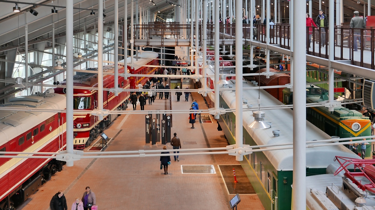 Blick von der Galerie in das Russische Eisenbahnmuseum in St. Petersburg, 4.11.2017 
Die neue Fahrzeughalle verfügt über eine durchgehende Galerie, die interessante Einblicke von oben auf die Fahrzeuge ermöglicht.
