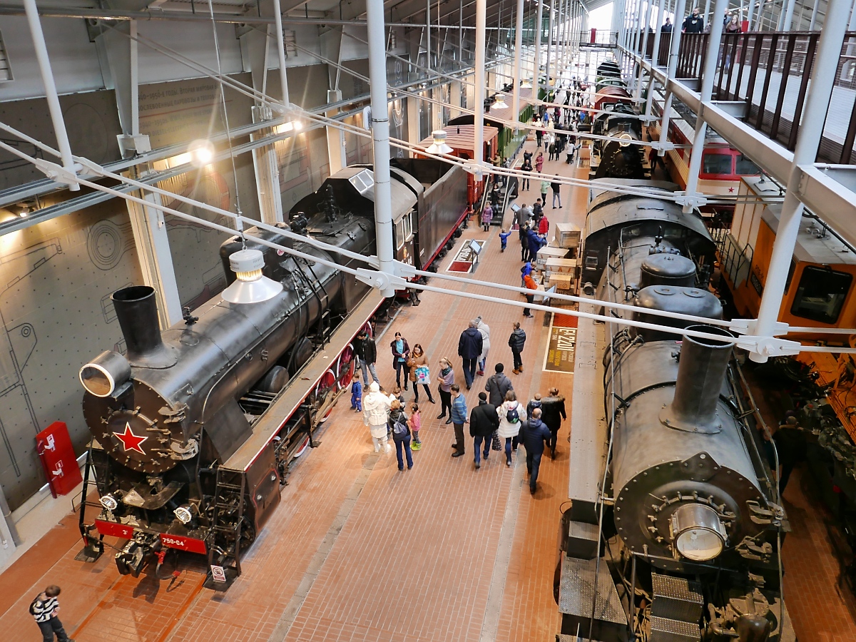 Blick von der Galerie über die Fahrzeughalle im Russischen Eisenbahnmuseum in St. Petersburg, 4.11.2017 

Vorne links die Güterzug-Dampflok ЭР 750-04.