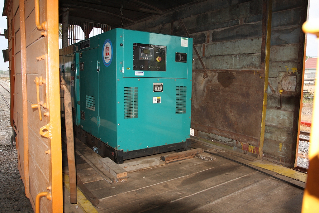 Blick in den gedeckter Güterwagen GGv 11.893: Stromaggregat zur Energieversorgung des Wagenzuges. Phnom Penh Station am 18.März 2017.