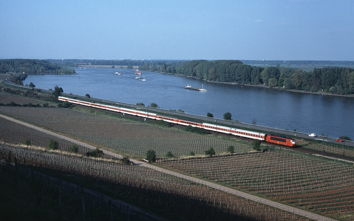 Blick in die Gegenrichtung : Ein 103-IC im  Look  der 1990er Jahre ist zwischen Nackenheim und Nierstein südwärts unterwegs (Juli 1998).