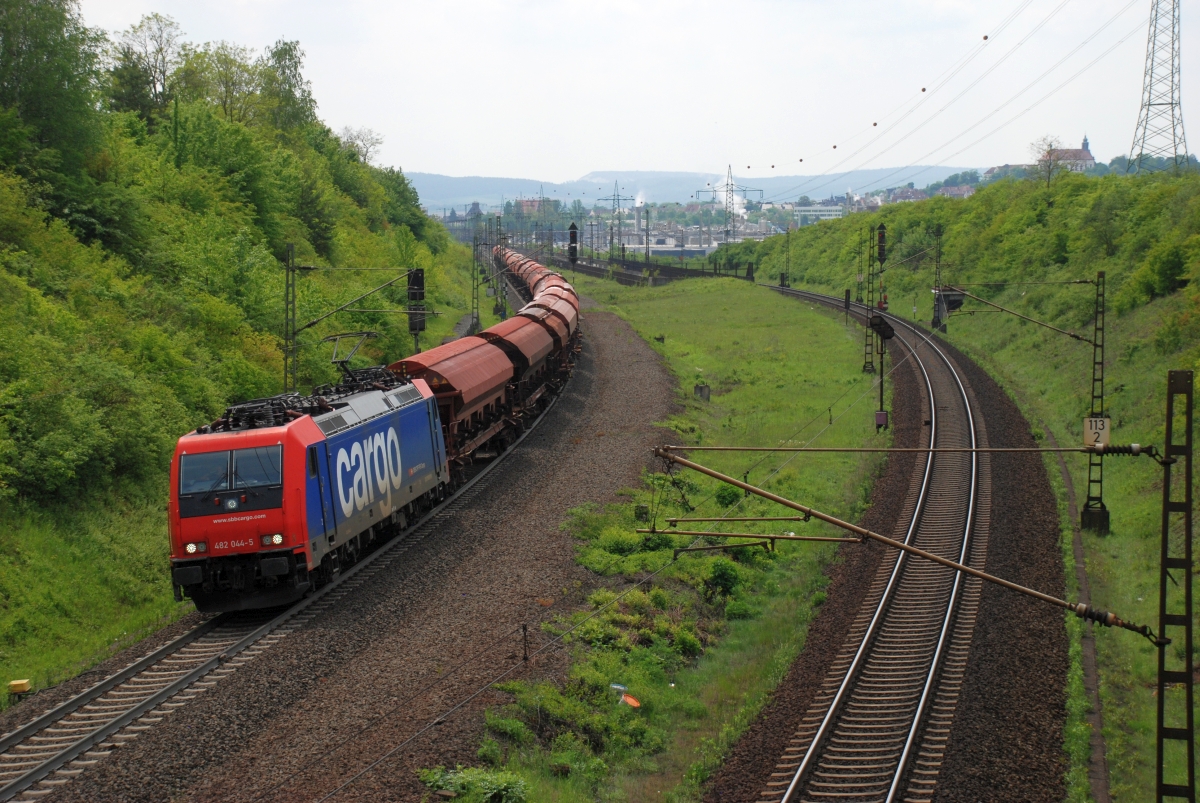 Blick in die Gegenrichtung mit SBB Cargo 482 044 von Fulda kommend (24.5.2019).