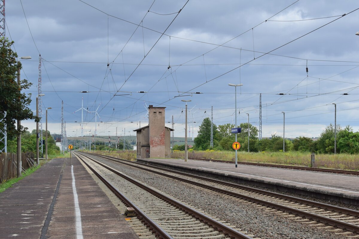 Blick vom Gleis 1 in Richtung Nordhausen. Bleicherode Ost besitzt lediglich auf dem Nordkopf nooch Formsignale auf dem Südkopf befinden sich HL Signale.

Bleicherode Ost 16.08.2021