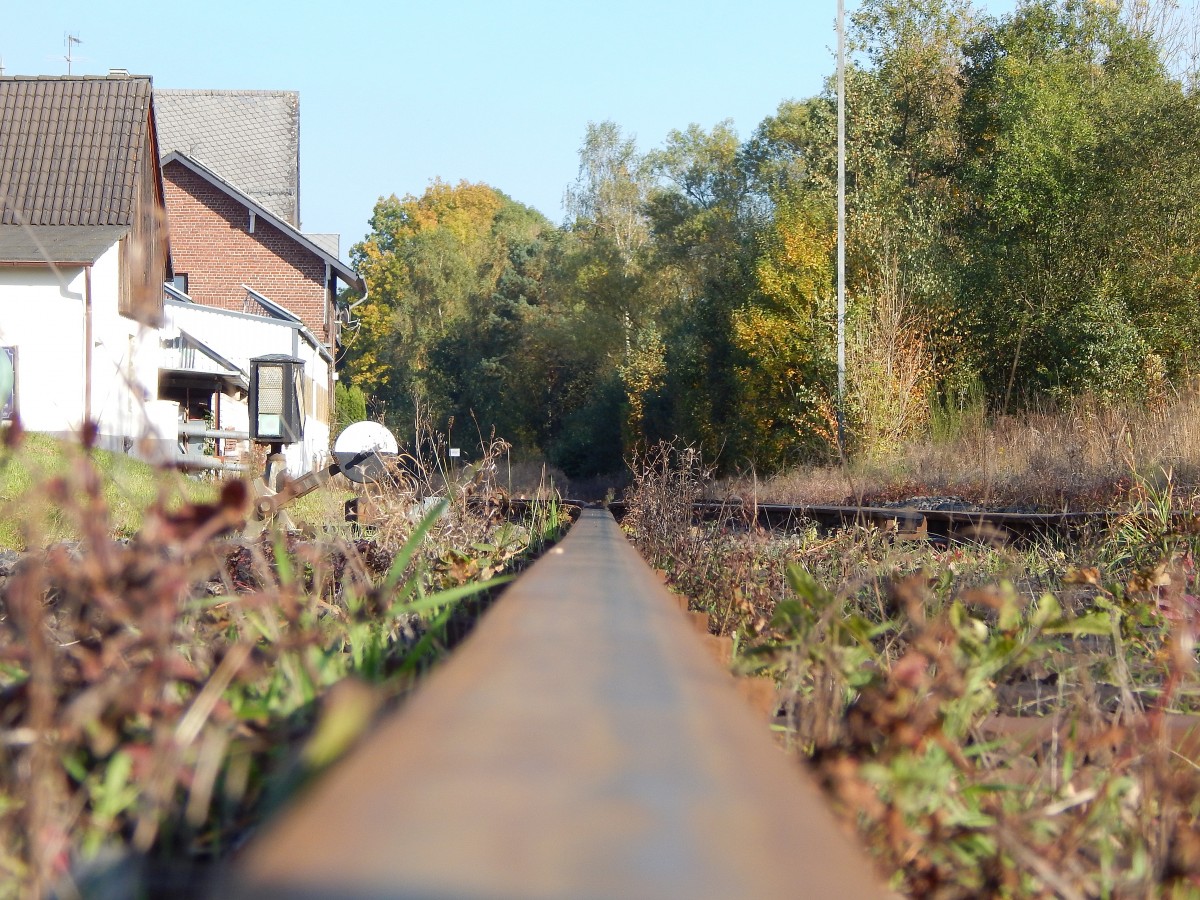 Blick vom Gleis in Richtung des Bahnhofes Neitersen.

Neitersen 10.10.2015
