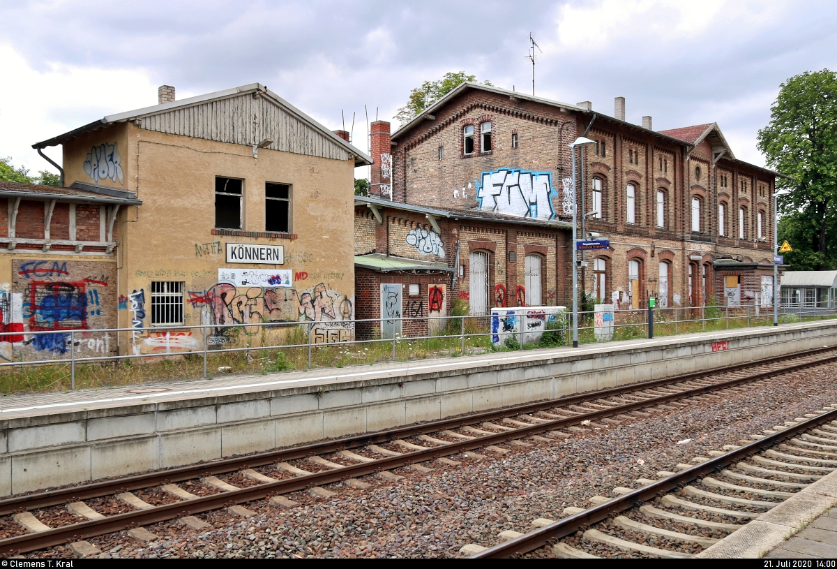 Blick von der Gleisseite auf das nicht mehr genutzte Empfangsgebäude des Bahnhofs Könnern.
Anhand der Schmierereien von Fans zweier großer Fußballclubs in Sachsen-Anhalt kann man ihn als  Bahnhof der Gegensätze  bezeichnen.
[21.7.2020 | 14:00 Uhr]