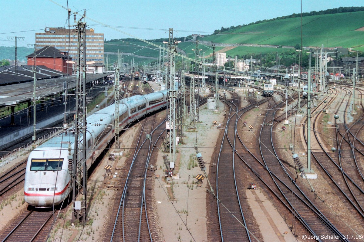 Blick von der Grombühlbrücke nach Westen auf den Würzburger Hbf am 31.7.98: Ein ICE nach Nürnberg schlängelte sich langsam aus Gleis 4 durch den Weichenbereich. 