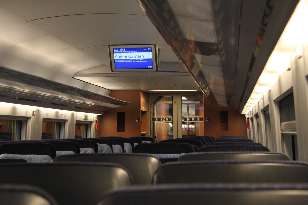 Blick in den Großraum 2.Klasse eines VelaroD auf der Fahrt nach Paris am 12.08.2016.