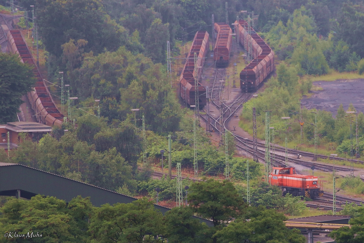 Blick von der Halde Prosperstrasse (Alpincenter) auf den Zechenbahnhof des Bergwerks Prosper in Bottrop, das letzte im Ruhrgebiet fördernde Bergwerk, mit dem die Geschichte der deutschen Steinkohleförderung Ende 2018 endet. Bilder aus 800m Entfernung mit 300mm-Tele, leider ein etwas diesiger Tag. 16.07.2016