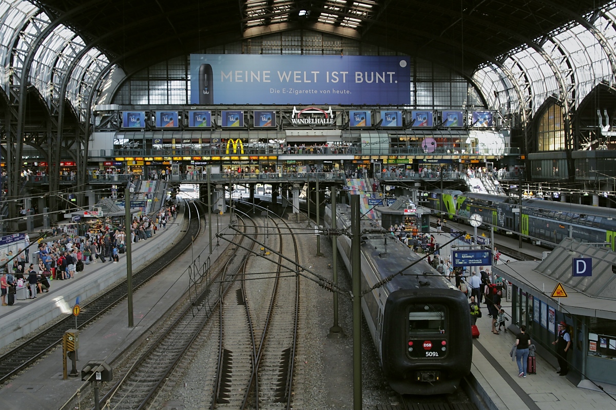 Blick in die Halle des Hamburger Hauptbahnhofes, im Vordergrund der abfahrbereite IC3 5091 der DSB nach Nyköbing (24.08.2019)