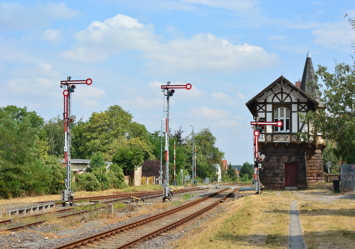 Blick vom Hausbahnsteig auf die Ausfahrsignale sowie das Stellwerk B2 in Thale Hbf.

Thale 28.07.2019