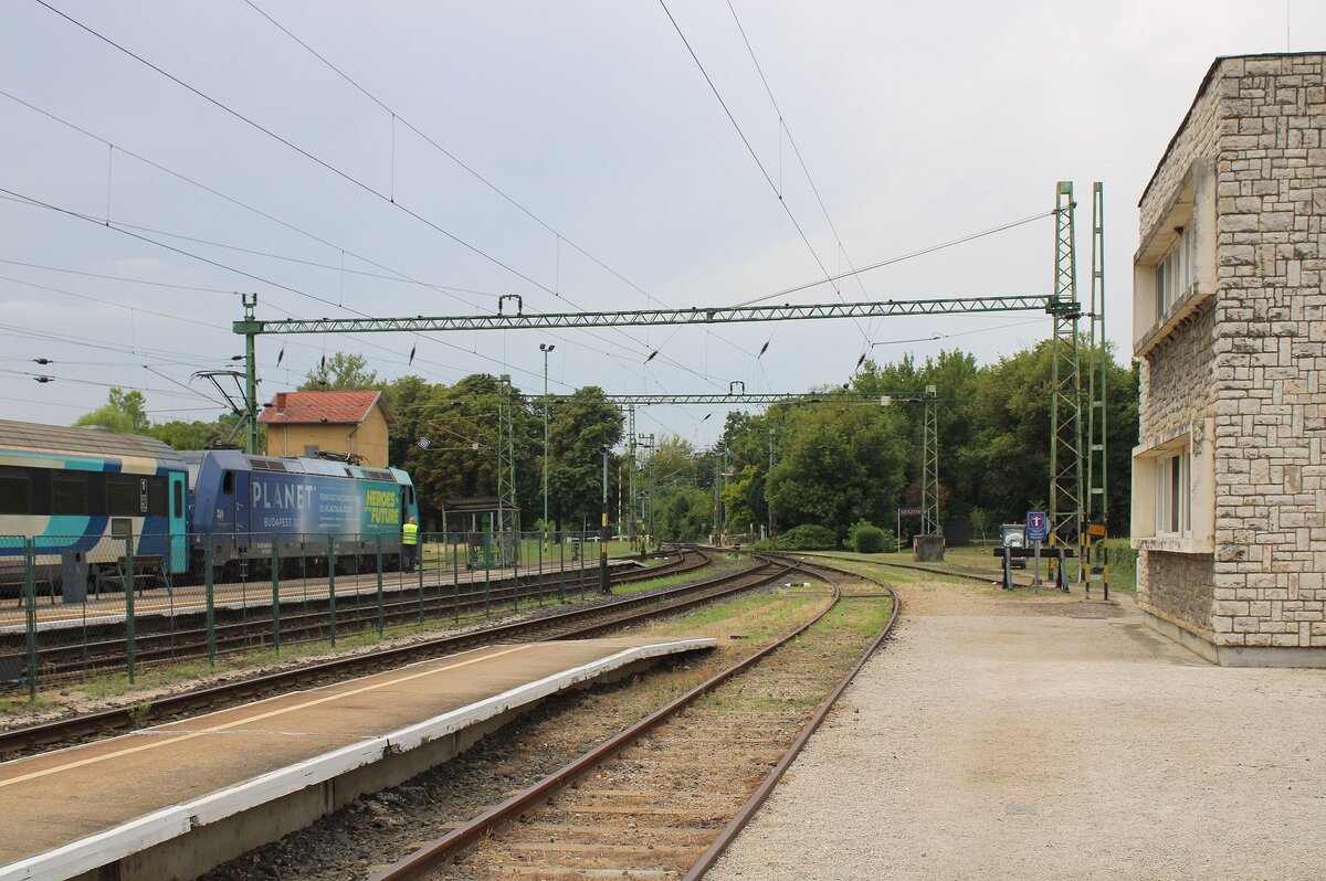 Blick vom Hausbahnsteig in Keszthely in Richtung Budapest; 26.07.2025.