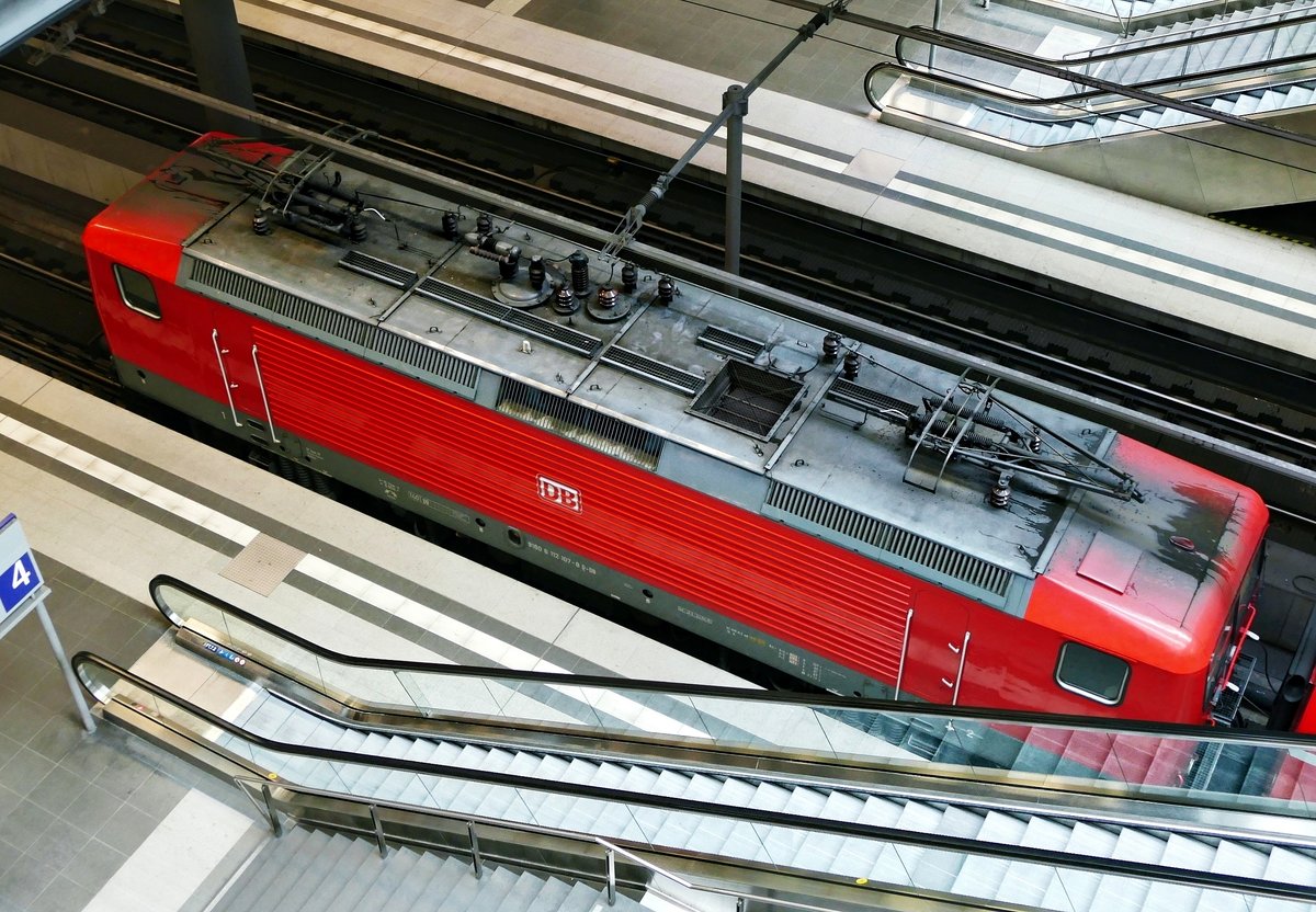 Blick hinab mit  E-Lok ''112 107-8'' (9180 6 112 107-8 D-DB), hier am Berliner Hauptbahnhof, Berlin am 10.3.2019. 