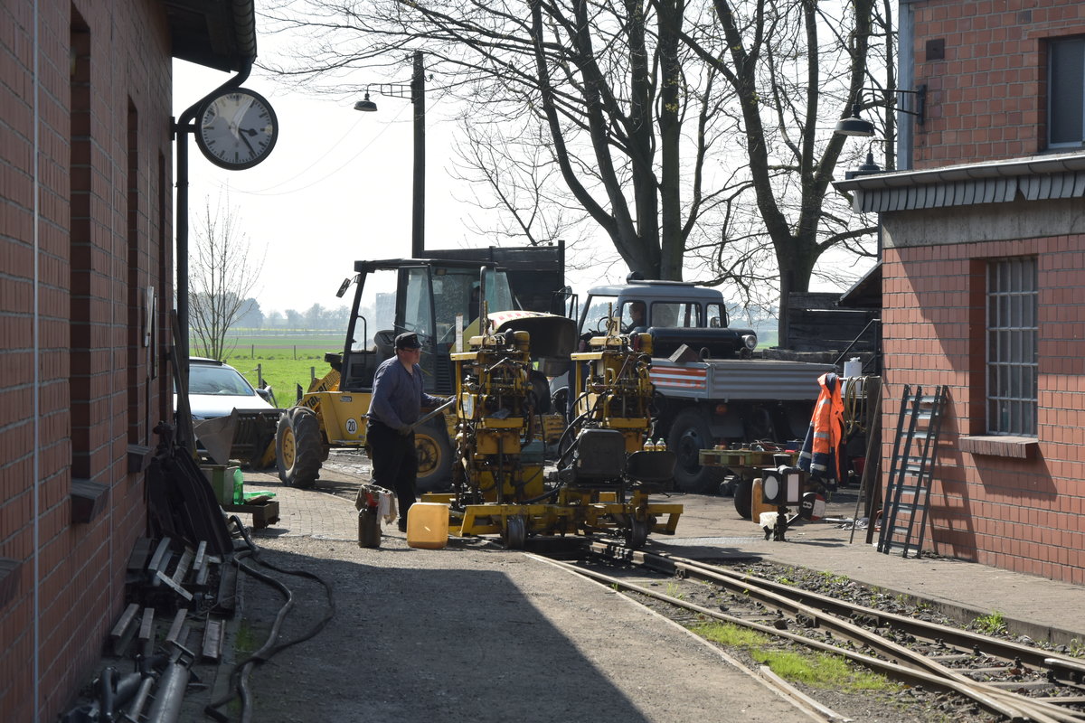 Blick hinter die Kulissen der Selfkantbahn. Mitglied des Vereins arbeitet am Stopfgerät. Sonntag den 9.4.2017