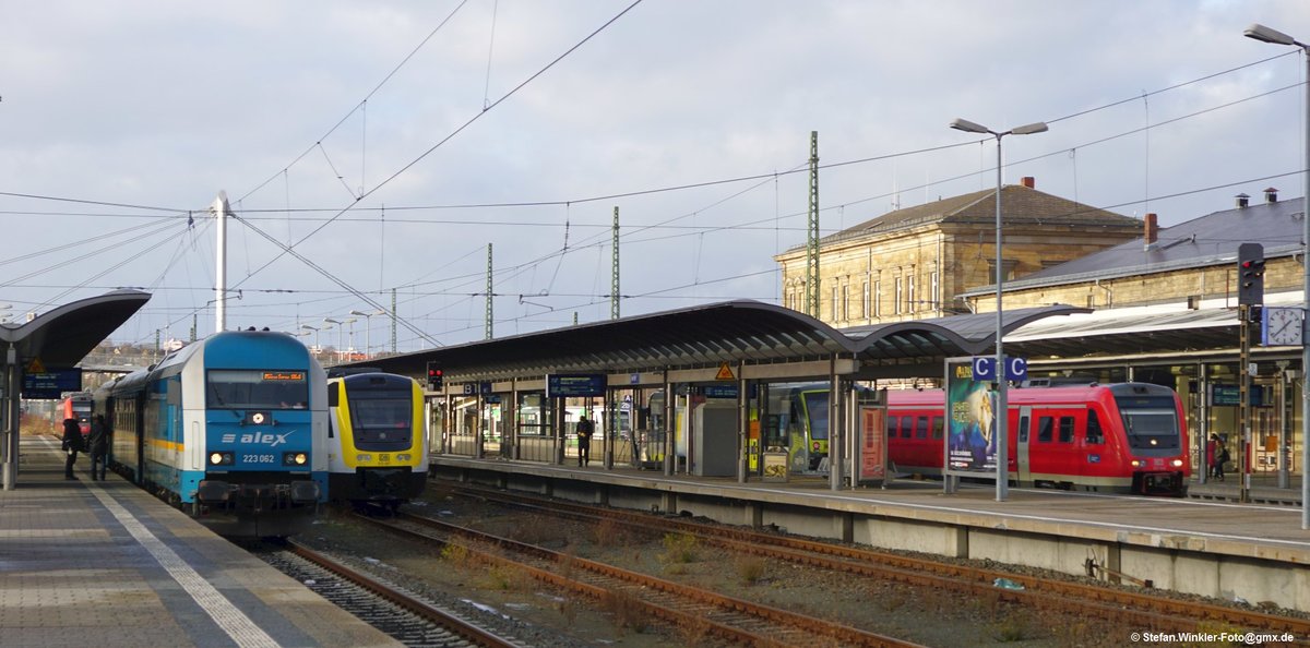 Blick in den Hofer Habf am 14.12.2017. Wir sehen den Alex mit seiner 223, den üblichen 612 und Agilis, aber auch einen Bawü-farbigen 612, der wohl hier zur  Kur  war...