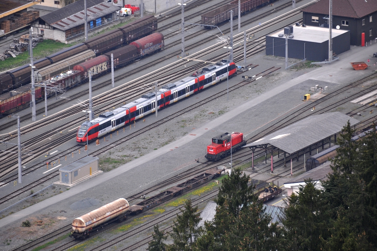 Blick vom Hohen Känzele auf den Werkstättenbereich des Bahnhofs Feldkirch, wo eine S-Bahn-Garnitur der Baureihe 4024 auf den nächsten Einsatz wartet. Ebenfalls in Warteposition ist Verschublok 2068.004 (14.04.2012)