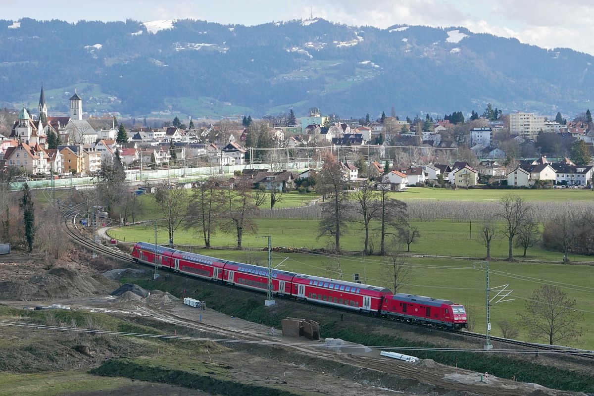Blick vom Hoyerberg auf RE 5, Stuttgart - Lindau-Insel, und den Lindauer Ortsteil Aeschach (17.02.2021)