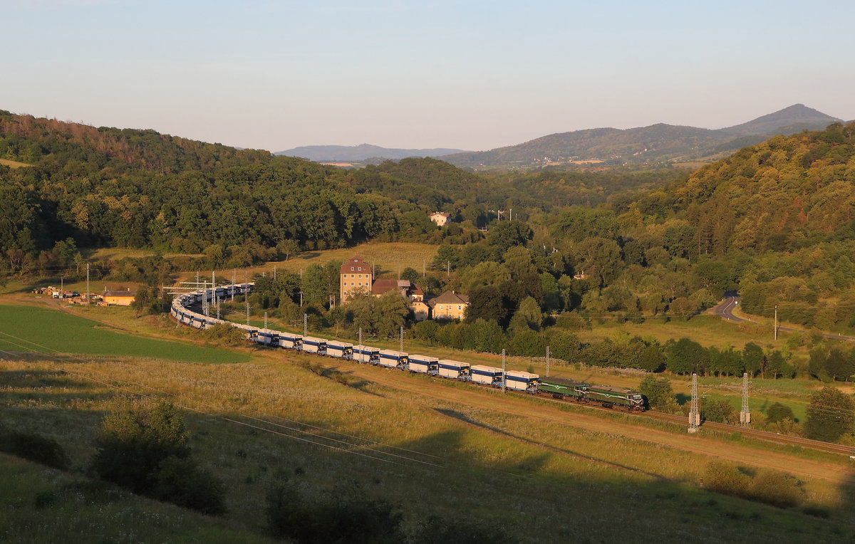 Blick vom Husu vrch auf das Bilinatal mit Doppel 753 der SD - Kolejová doprava, a.s  und Kalkzug im Abendlicht. Am Schluss des Zuges noch eine Schublok auch eine Bison 753 der SD. Aufgenommen am 05.08.2020
