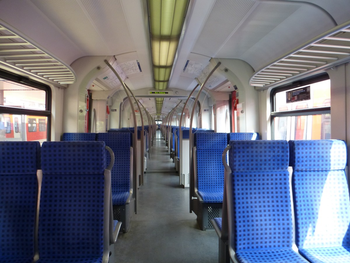 Blick in den Innenbereich eines ET 423, wie er als S-Bahn im Rhein-Main gebiet fhrt.
Aufgenommen am 23.August 2013.