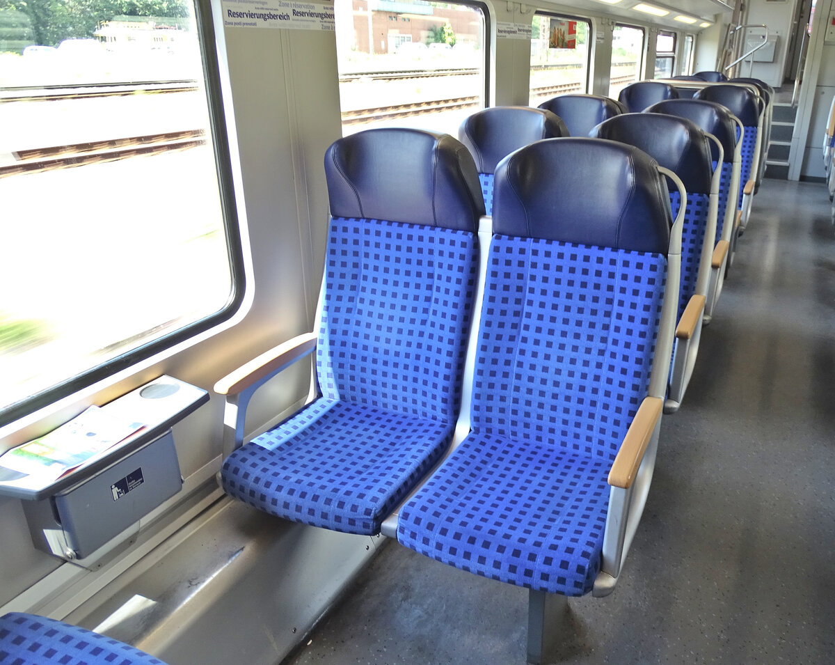 Blick in den Innenraum der 2. Klasse eines gemischtklassigen Wagens der Bauart DABpza 758.5 (Dosto97) der DB Regio Niedersachsen/Bremen, wie er auf dem Expresskreuz Niedersachsen/Bremen eingesetzt wird. Aufgenommen im Juni 2018.