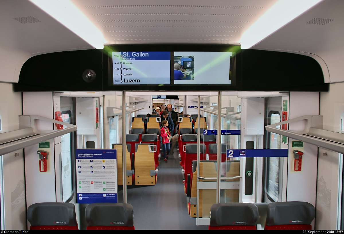 Blick in den Innenraum der 2. Klasse mit Kundeninformationssystem (KIS) von RABe 526 201-9 (Stadler FLIRT | TRAVERSO) der Schweizerischen Südostbahn AG (SOB), der auf dem Gleis- und Freigelände der Messe Berlin anlässlich des  Tags des Eisenbahners  im Rahmen der Publikumstage zur InnoTrans 2018 steht.
Weitere Informationen zum Fahrzeug:
https://www.virtualmarket.innotrans.de/de/FLIRT-EMU-SOB-Schweiz,dct5-710
[23.9.2018 | 13:57 Uhr]