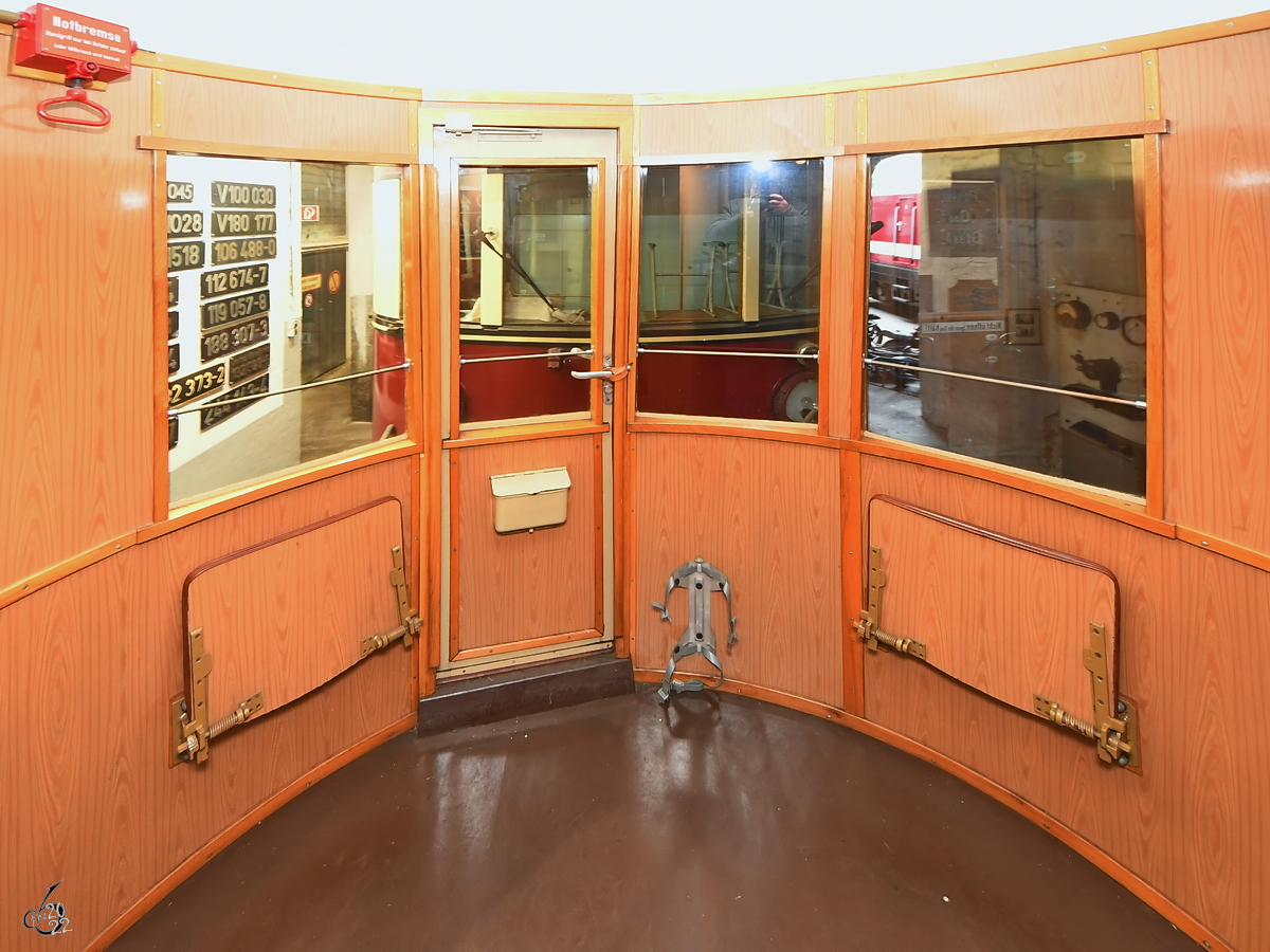 Blick in den Innenraum des Beiwagens VB 147-052 im Mecklenburgischen Eisenbahn- und Technikmuseum Schwerin. (März 2022)