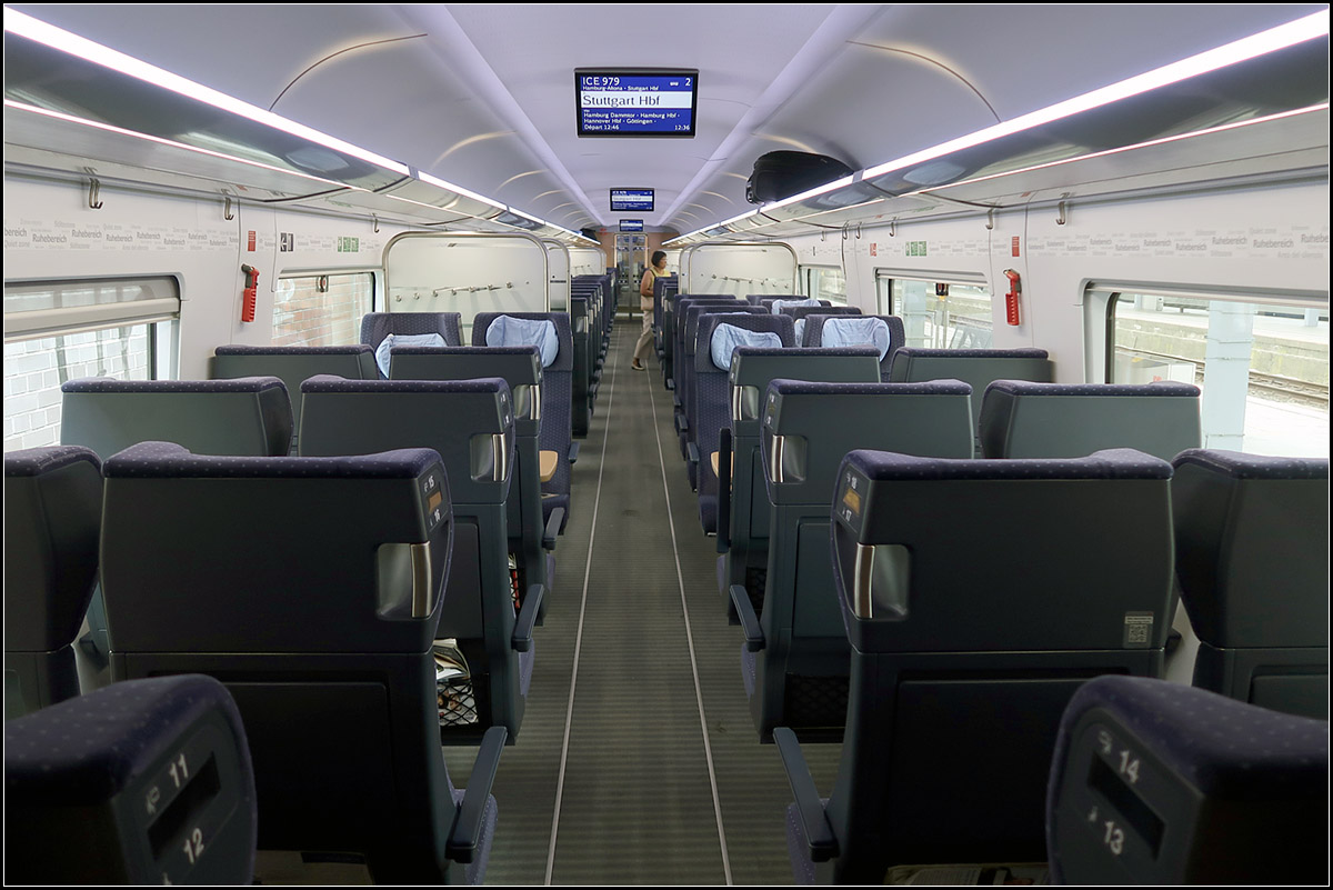 Blick in den Innenraum des ICE4 -

Auf dem Weg zum Sitzplatz. Aufgenommen im Bahnhof Hamburg-Altona.

15.08.2018 (M)