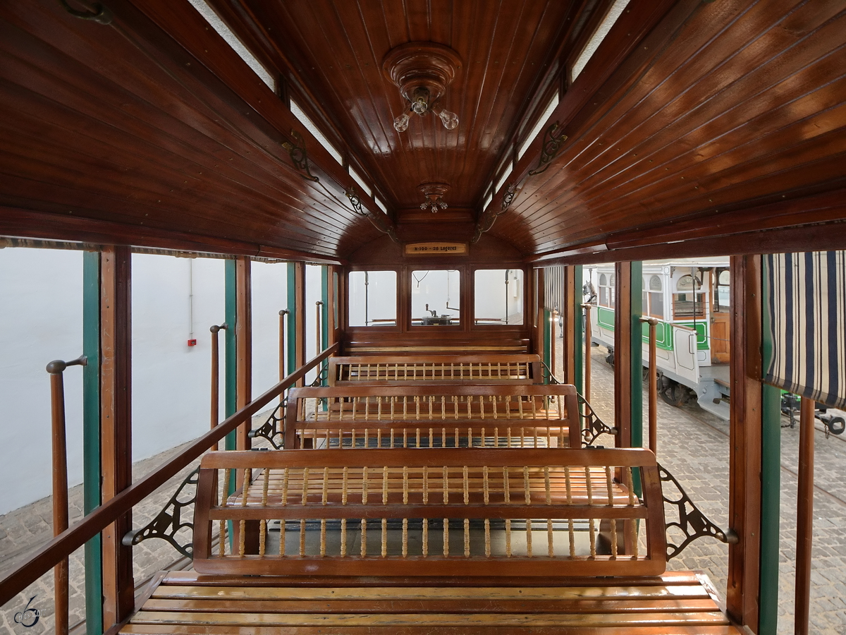 Blick in den Innenraum des offenen Straßenbahnwagens No.100. (Museu do Carro Eléctrico Porto, Januar 2017)