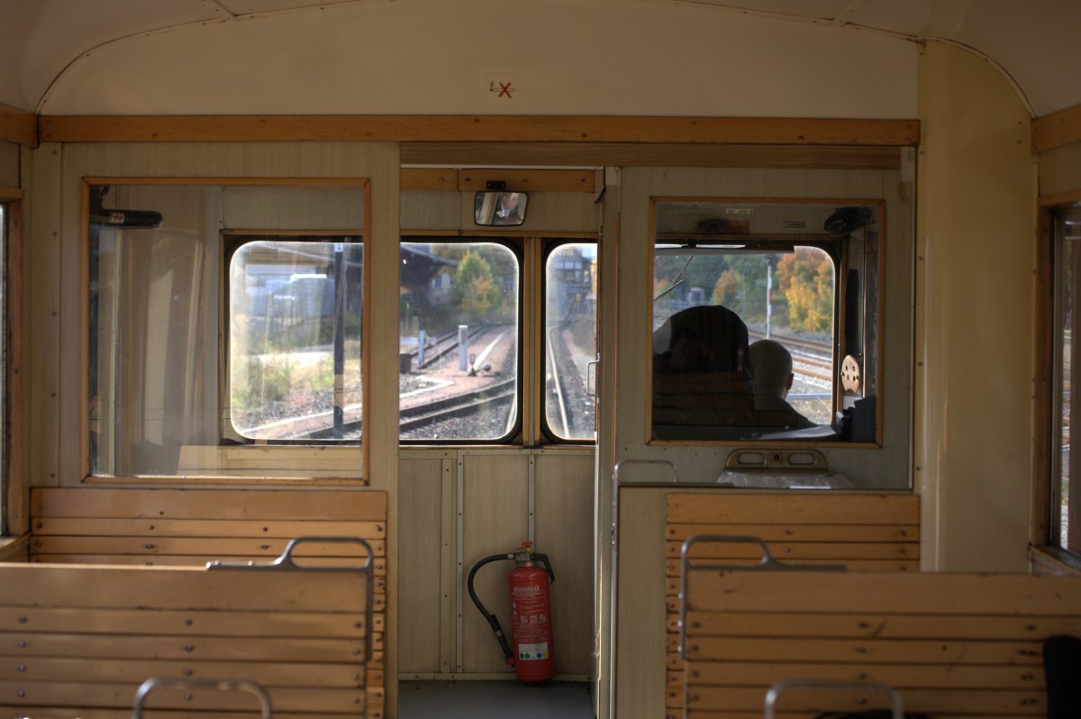 Blick in den Innenraum des VT 187 012 - 1 . Da der F�hrerstand sich nur in der rechten H�lfte befindet , l�dt der Platz hinter der linken Frontscheibe zur  F�hrerstandsmitfahrten  ein.Bitte nicht zuviel Kaffee trinken, der TW verf�gt nicht �ber eine Toilette.13.10.2013 13.29 Uhr in Quedlinburg.