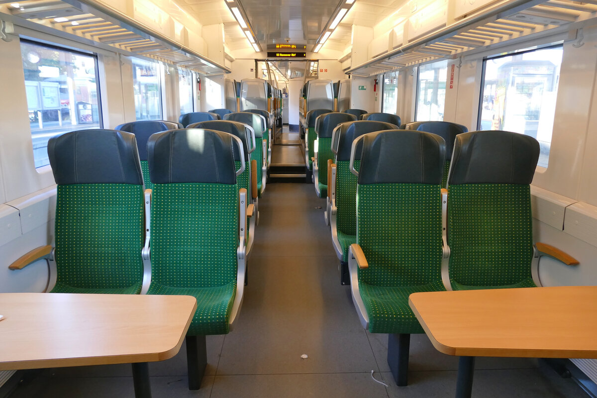 Blick in den Innenraum eines Alstom Coradia Continental (BR 1440) der Mitteldeutschen Regiobahn, eingesetzt auf der S3 Hannover - Hildesheim als Ersatzzug.
Aufgenommen im September 2022.