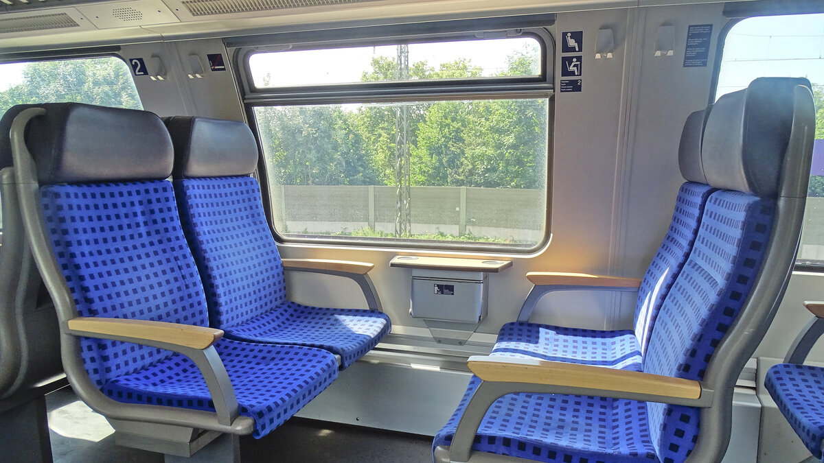 Blick in den Innenraum eines Doppelstockwagen der Bauart DBpza 753.5 (Dosto97) der DB Regio Nord, wie er auf dem Expresskreuz Niedersachsen/Bremen eingesetzt wird. Heimat-Bw des Wagens ist das Bw Bremen.
Aufgenommen im Juni 2017.