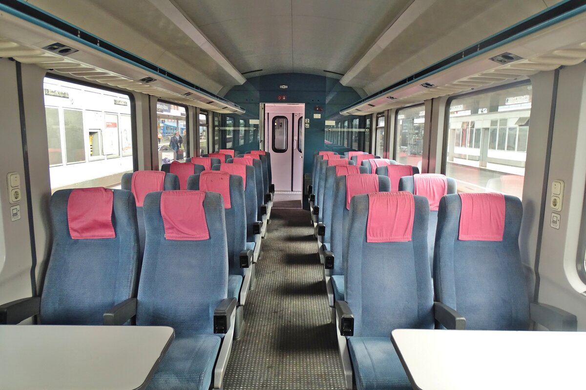 Blick in den Innenraum eines InterCity-Wagens der Bauart Bpmz, eingereiht in einen InterCity Hamburg-Altona - Hannover Hbf.
Aufgenommen im Mai 2017. 