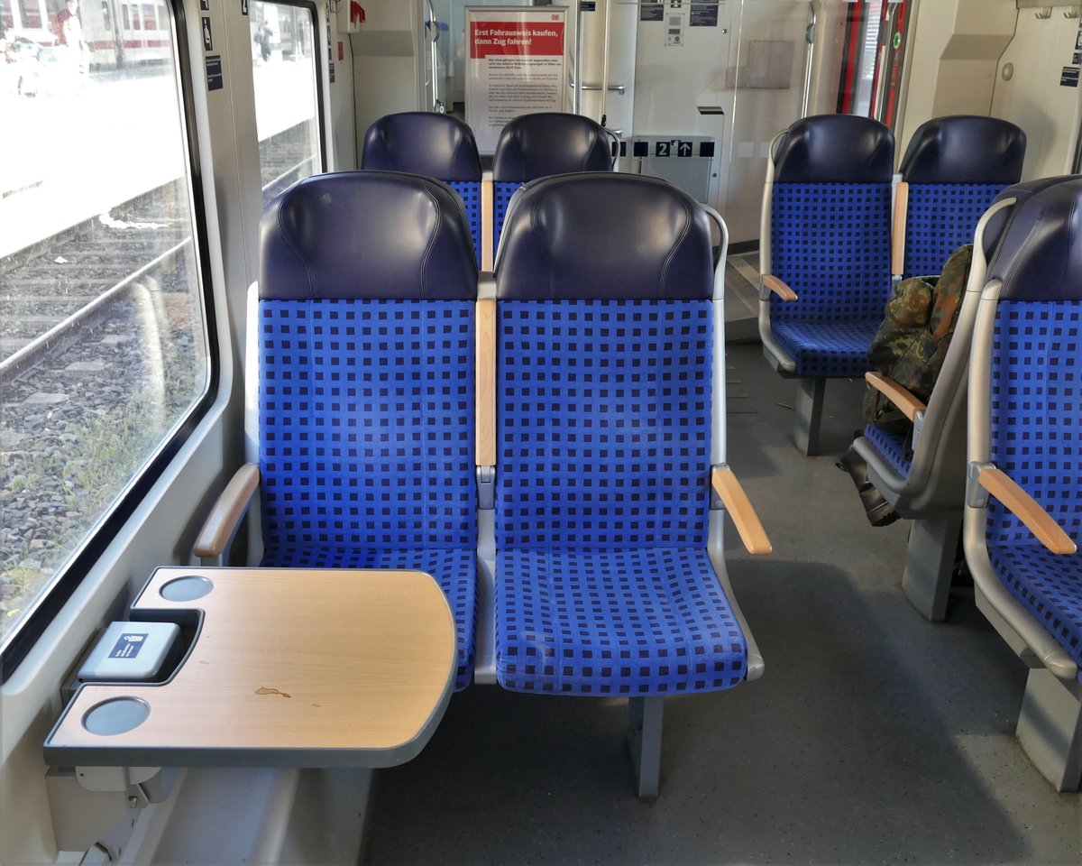 Blick in den Innenraum eines modernisierten Dosto03 der DB Regio Nordost - versehen mit bequemeren Sitzen, Steckdosen und neuen Tischen. Aufgenommen im Mai 2018 im RE5 Stralsund - Wünsdorf Waldstadt.