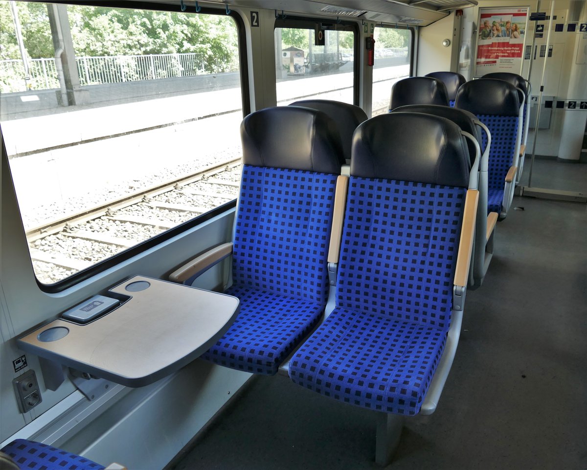 Blick in den Innenraum eines modernisierten Dosto03 der DB Regio Nordost - versehen mit bequemeren Sitzen, Steckdosen und neuen Tischen.
Aufgenommen im Mai 2018 im RE5 Stralsund - Wünsdorf Waldstadt.