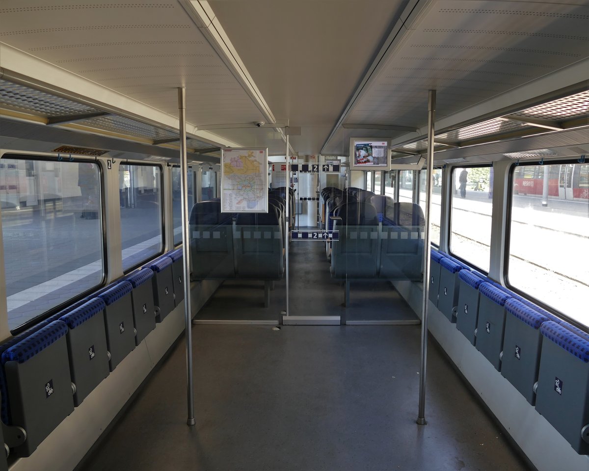 Blick in den Innenraum eines modernisierten Dosto03 der DB Regio Nordost.
Aufgenommen im Mai 2018 im RE5 Stralsund - Wünsdorf-Waldstadt.
