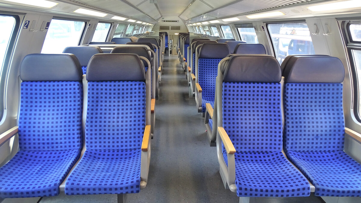 Blick in den Innenraum eines reine 2. Klasse Doppelstockwagen (Bauart DBpza 753.5) der DB Regio Niedersachsen/Bremen, wie er auf dem Expresskreuz Niedersachsen/Bremen eingesetzt wird.
Aufgenommen im Juni 2018.