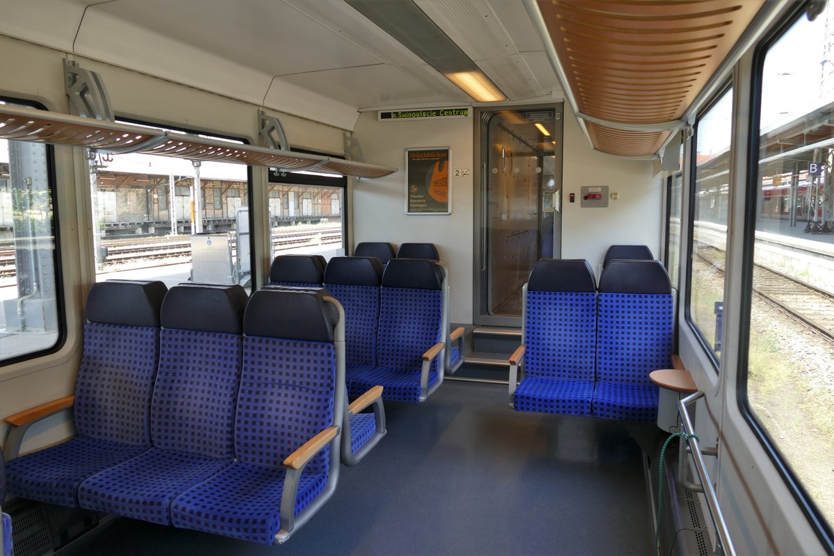 Blick in den Innenraum eines Triebwagen der Baureihe 646 mit der 6-4-Bestuhlung der Usedomer Bäderbahn GmbH.
Aufgenommen im Mai 2018 in der RB23 Stralsund Hbd - Swinoujscie Centrum.