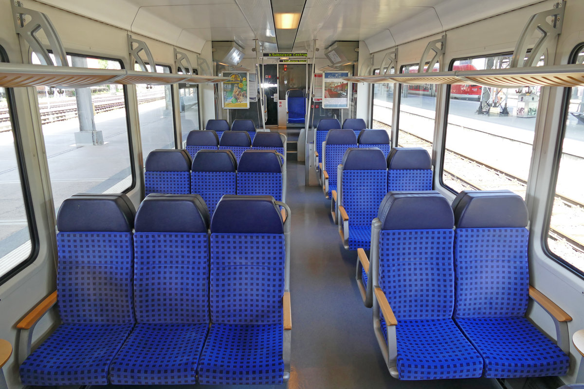 Blick in den Innenraum eines Triebwagens der Baureihe 646 der Usedomer Bäderbahn.
Aufgenommen im Mai 2018.