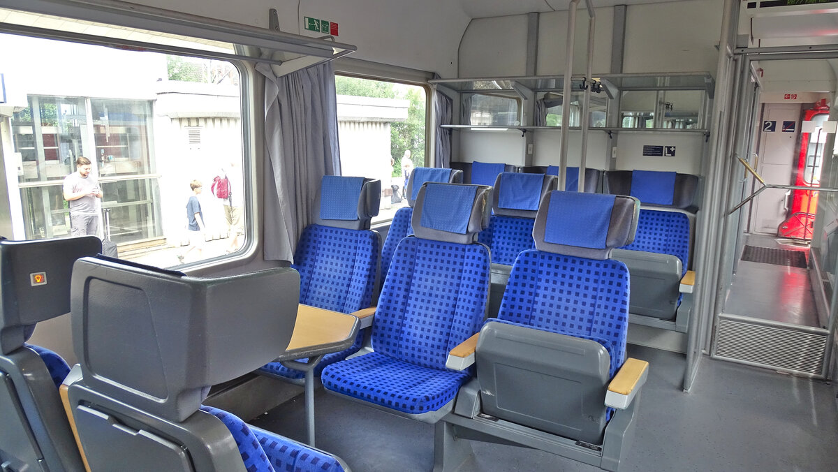 Blick in den Innenraum eines umgebauten im-Wagens (Interregio-Wagen; Bauart Bimz) wie er bis 2015 auf dem SH-Express Hamburg - Flensburg, bis 2017 auf der RB77 Kiel - Neumünster uns anschließend noch einige Jahre auf dem RE6 Hamburg - Westerland (Sylt) eingesetzt wurde.
Aufgenommen im Juni 2016 in Neumünster.